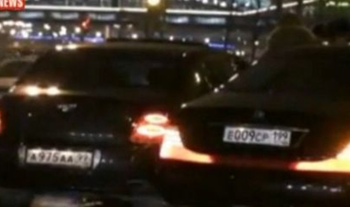 Bentley müksas Moskvas kergelt Maybach 62 külge