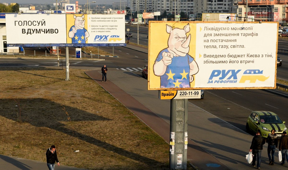 Kiievisse on üles pandud Reformiliikumise plakatid, millel on sinises särgis ninasarvik. Keegi ei tea, kellega on tegemist, mille eest nad seisavad ja kellelt raha saavad.