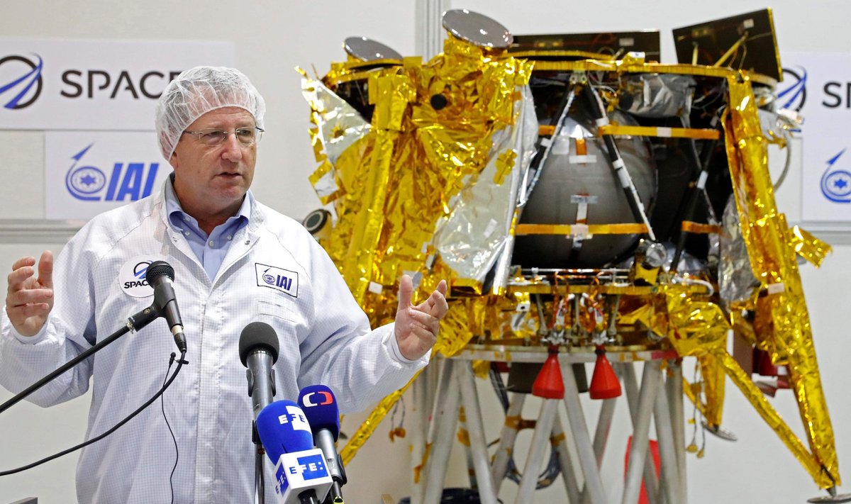 Kuumaandurit haldava Israel Aerospace Industriesi (IAI) kosmosevaldkonna juht Opher Doron tutvustab sondi üldsusele.