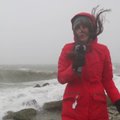 VIDEO | Vaata, kuidas Delfi reporter tormise mere ääres tuulte meelevallas vaevu-vaevu püsti suutis jääda!