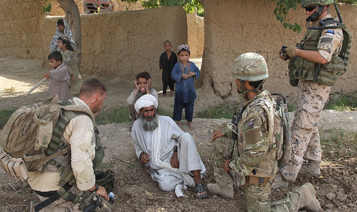 Eesti kaitseväelased saavad Afganistanis igapäevast tööd tehes kohalikega suhelda ainult tänu tõlgi abile. Foto: Eesti kaitsevägi