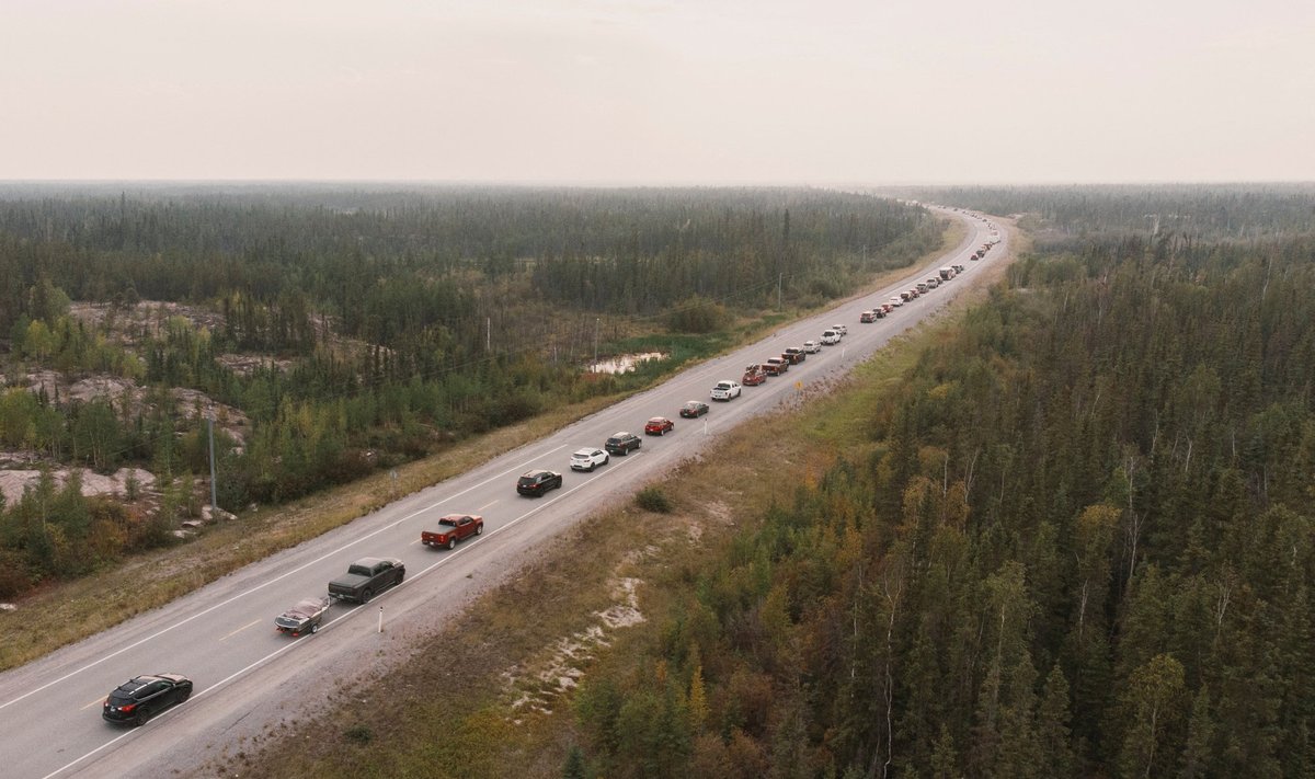 Yellowknife'i elanikud ainsal maanteel linnast välja