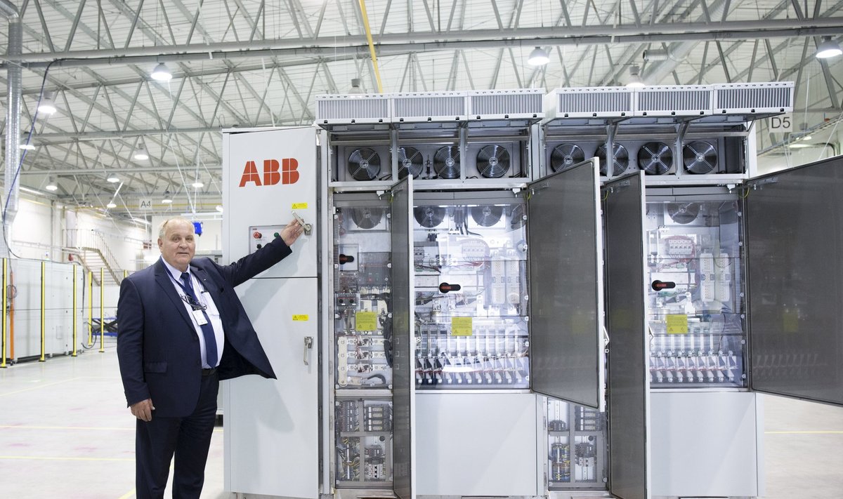 Bo Henriksson näitab ABB Jüri tehase toodangut, päikeseelektrijaama invertrikappi.