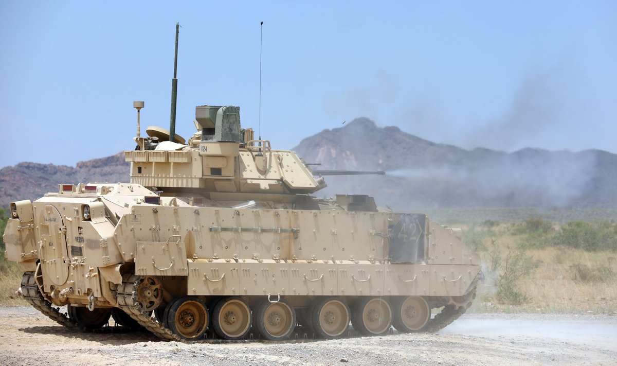 Bradley tulistamas oma 25-mm kahurit