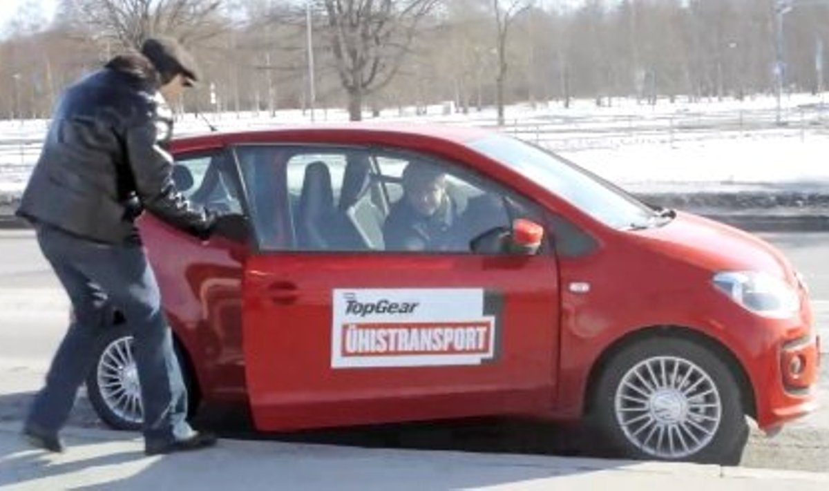 TopGear Eesti reporter Raivo E. Tamm sisenemas TopGear Eesti ühissõidukisse VW Up!