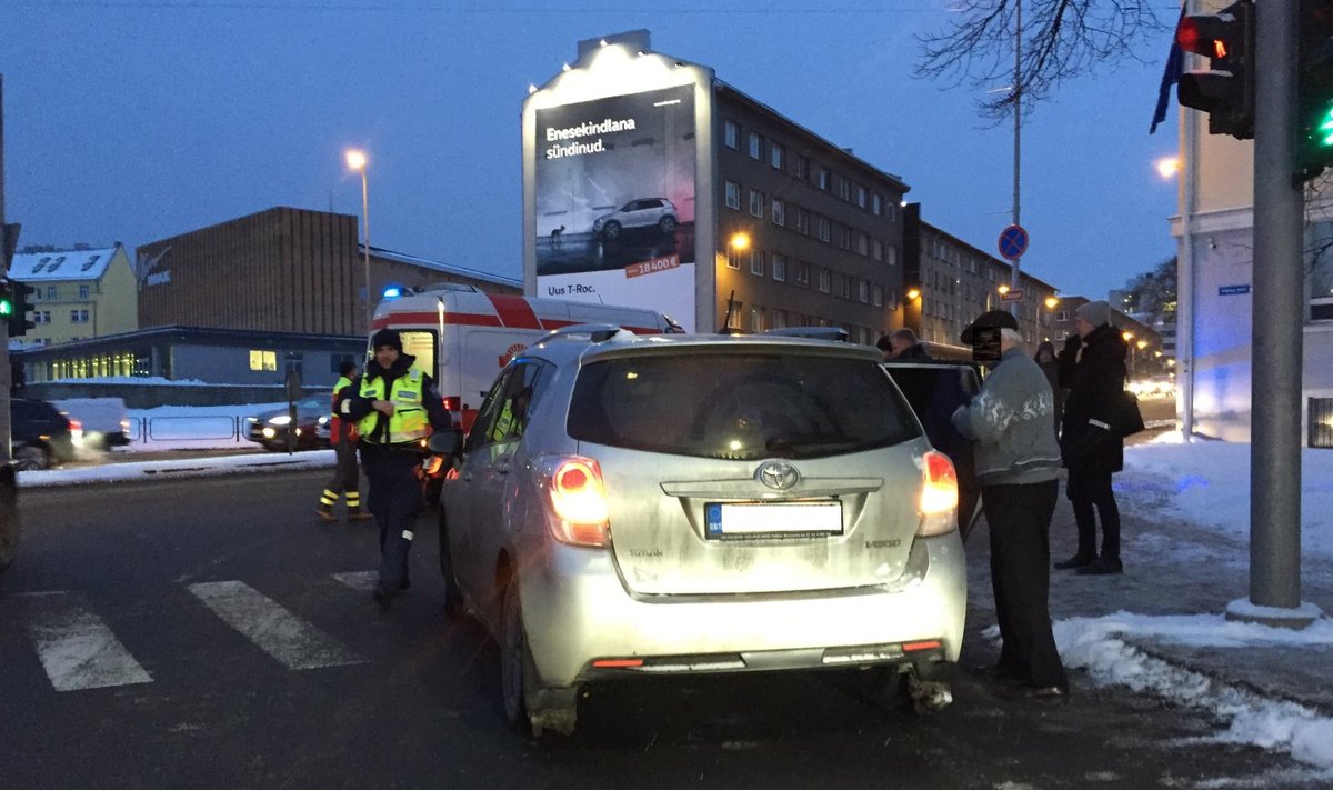 Liivalaia ja Pärnu maantee ristis sai vigastada ülekäigurajal auto alla jäänud naine