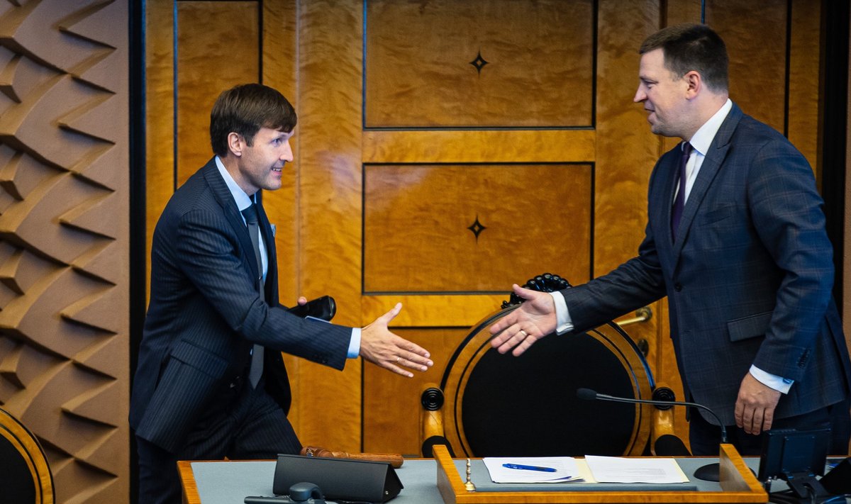 EKRE juht Martin Helme ja Keskerakonna juht Jüri Ratas riigikogus.
