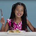 Lapsesuu ei valeta: Väikesed inimesed proovivad maailma eri riikide traditsioonilisi õhtusööke