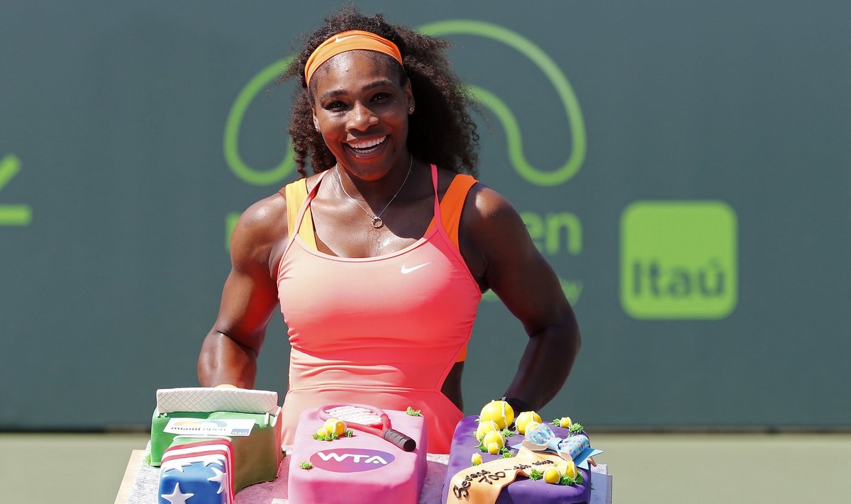 Serena Williams 700. võitu tähistava tordiga