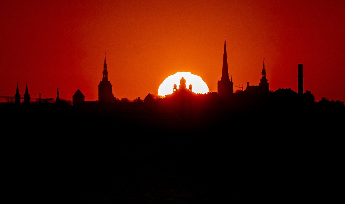 Nevski katedraal päikeseloojangu taustal