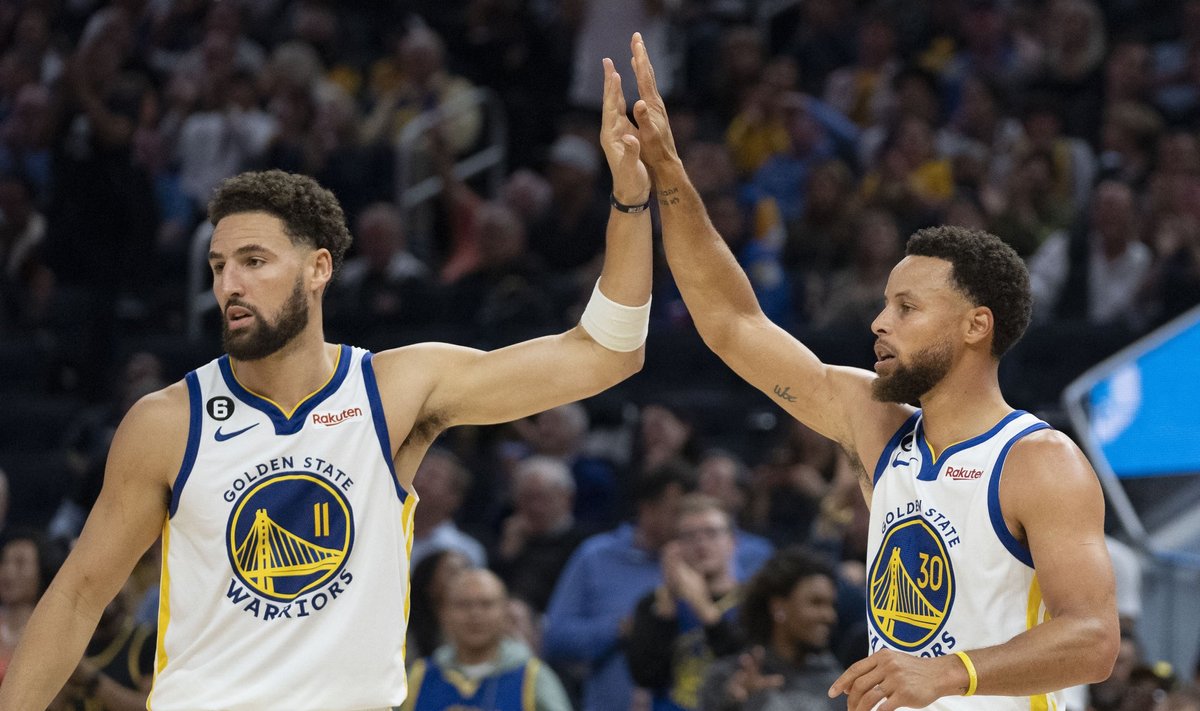Klay Thompson (vasakul) ja Stephen Curry aitasid Warriorsi hooaja alustuseks võidule.