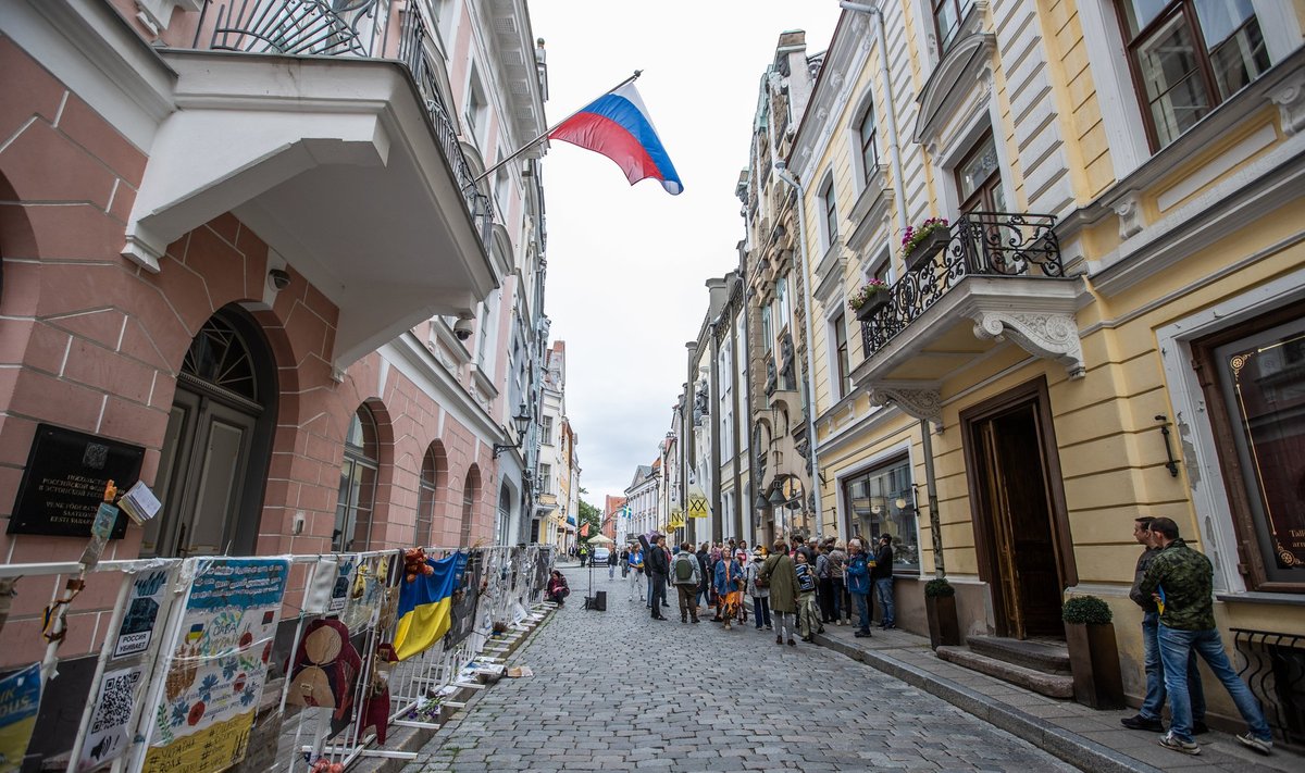 USKUMATU: Kuigi Venemaa saatkonna esine on Ukrainat toetavaid sõnumeid täis, ei ole eestlased Ukraina-armastuse poolest Euroopas sugugi esirinnas.