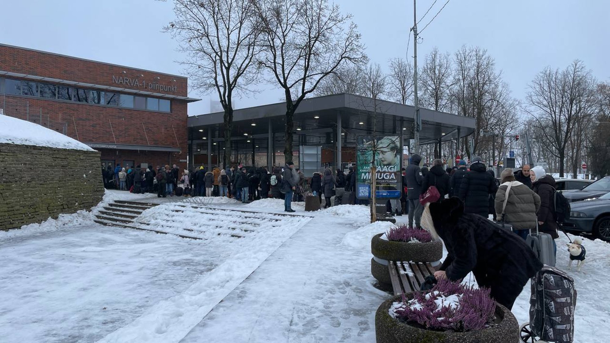 ФОТО | Таких очередей на границе давно не было! В Нарве второй день  длительное ожидание входа на погранпункт - Delfi RUS