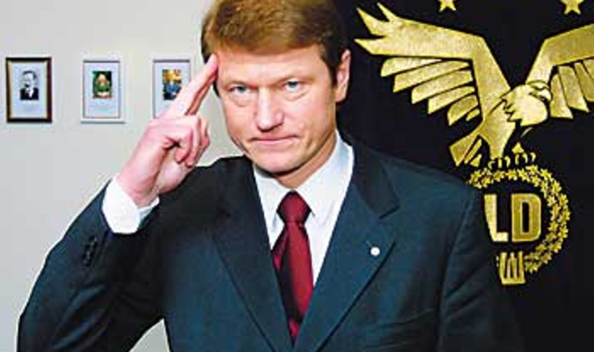 LÖÖB KULPI: Leedu uus president Rolandas Paksas poseerib pärast veenvat valimisvõitu Liberaaldemokraatliku partei vapi taustal. Lietuvos Rytas