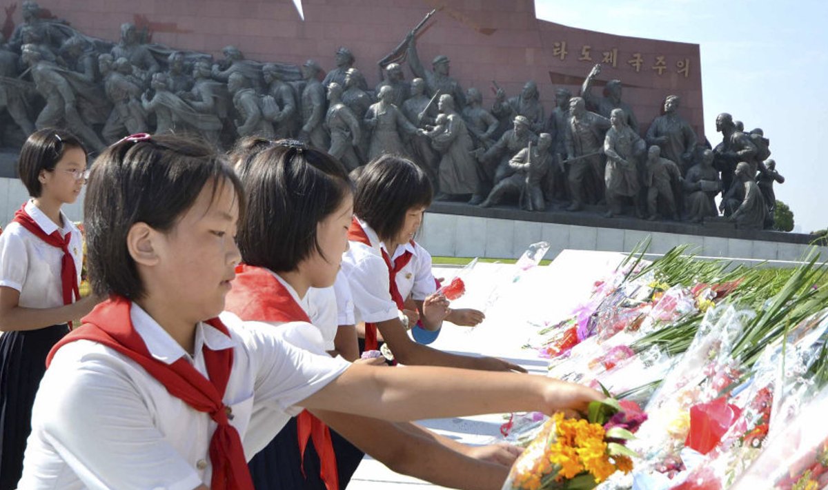 Koolilapsed astetavad lilli Mansu mäe monumendi jalamile lahkunud riigijuhtide mälestuseks.