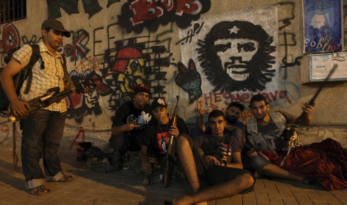 Liibüa mässulised "Che" Guevara portree ees