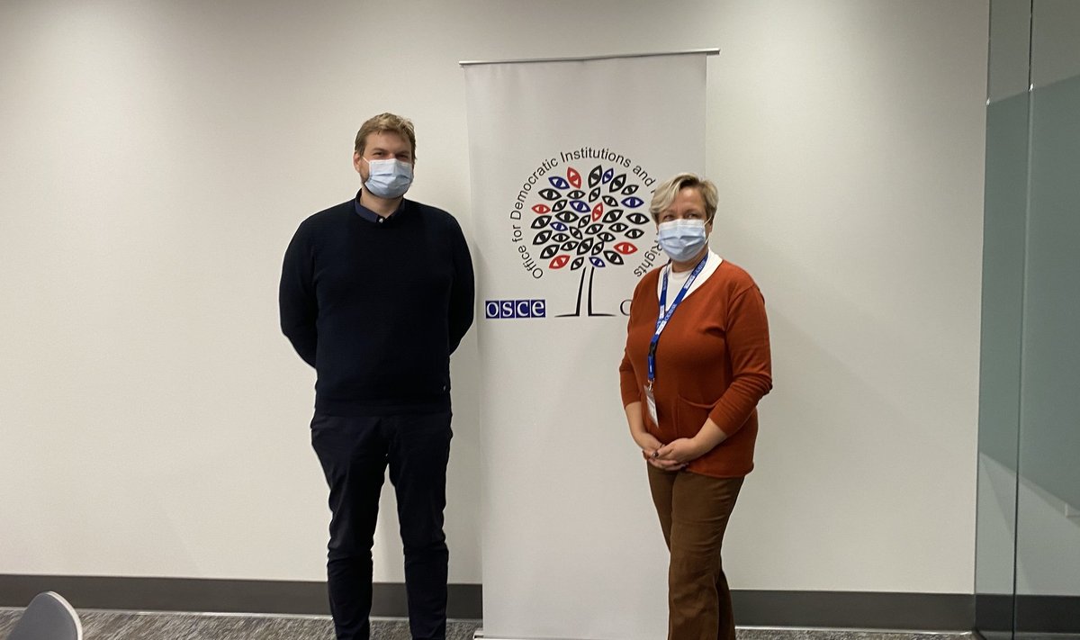 Priit Vinkel ja Urszula Gacek Washingtonis OSCE USA valimiste vaatlusmissiooni peakorteris. Ametiasutustes on kaitsemaski kandmine pandeemia ajal eranditeta kohustuslik.