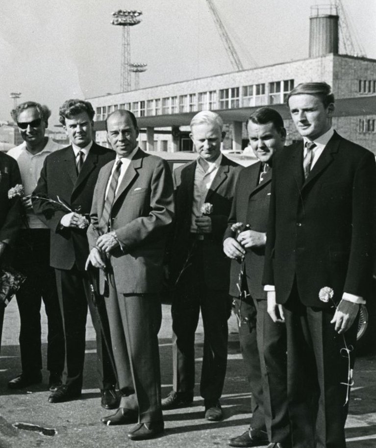 Eesti nimekate meeste delegatsioon seoses “Naapurivisa” saatega 1968. aastal Helsingis. Ülo Koit on paremalt kolmas.