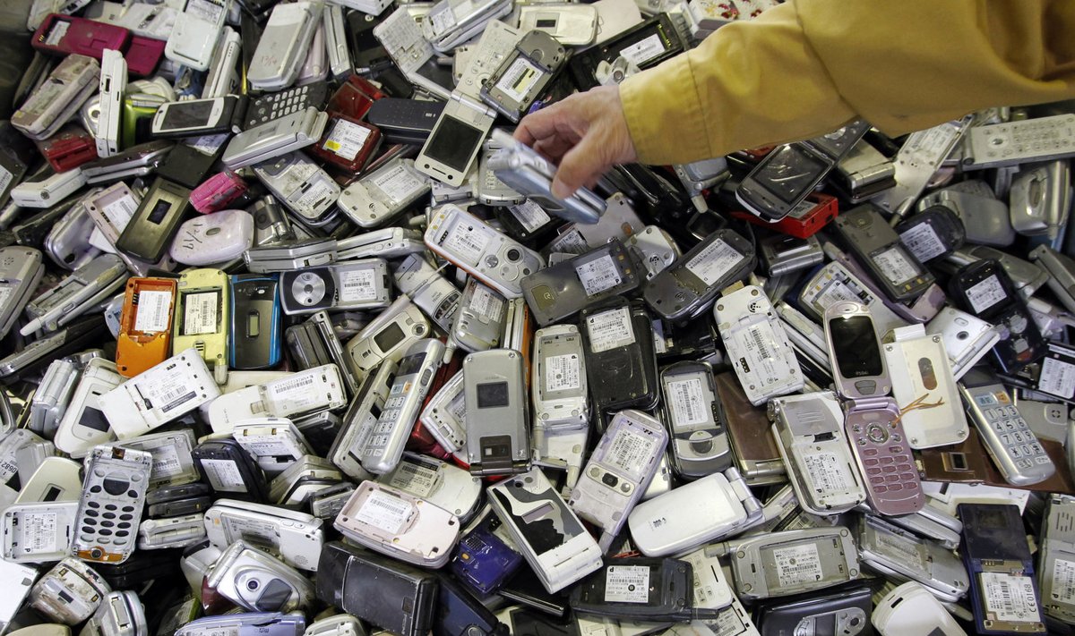 Mobiiltelefonide hunnik Jaapanis taaskäitlemistehases. 
