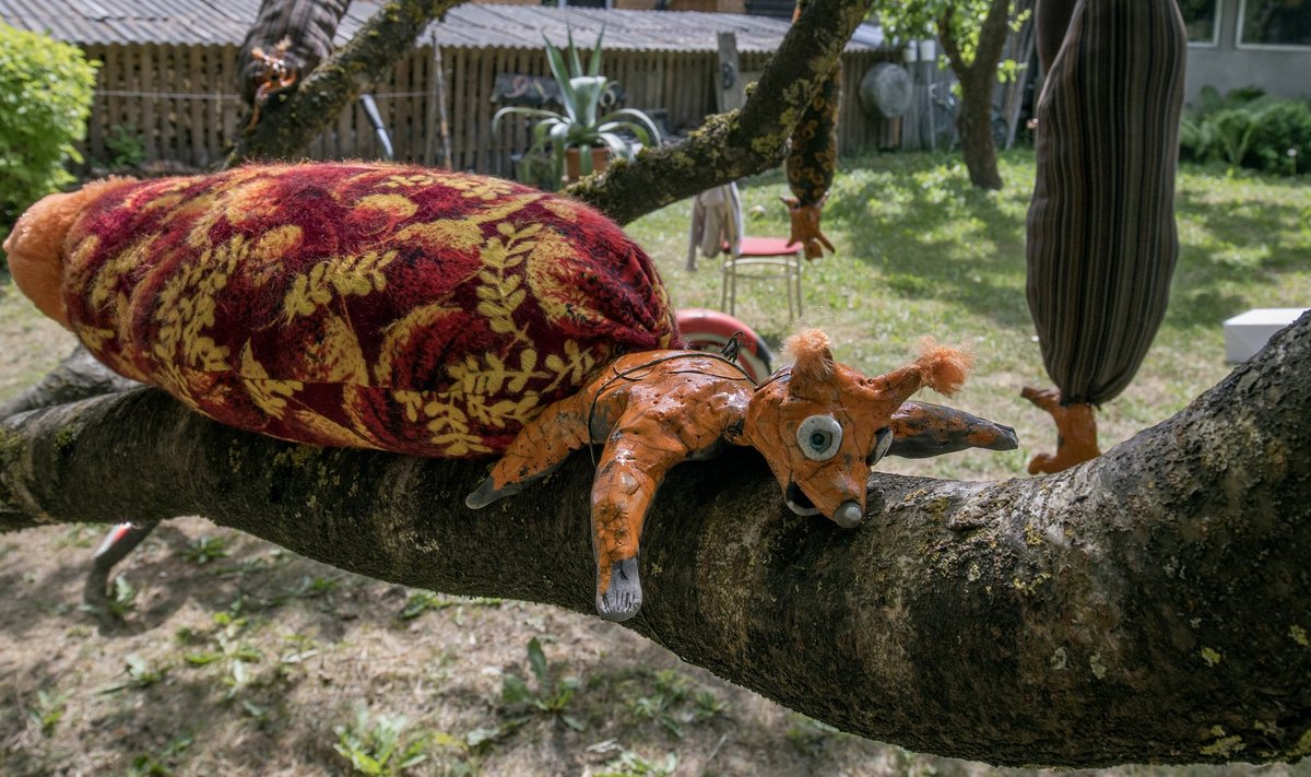 Põõsast ehivad tekstiilsabaga keraamilised oravad.