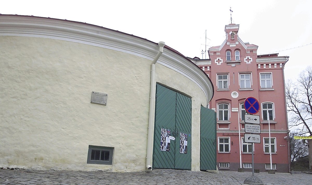 ÕNNETUSKOHT: Tallinnas Laial tänaval asuv Hobuveski on enamasti linnateatri kasutuses, ent antud etendusel kasutab seda NUKU teater.