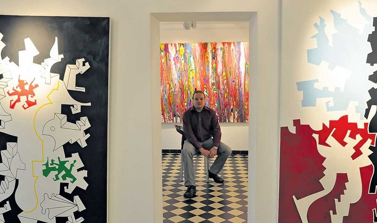 Näituse ühe korraldaja Ants Anupõllu ees on kaks Jüri Kase teost, selja taga Frank Jonsi maal.