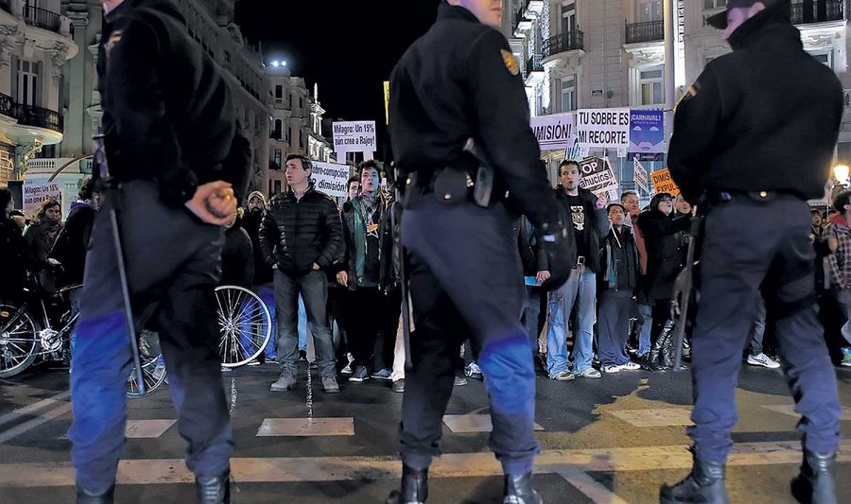Rajoy tagasiastumist nõudvad meeleavaldajad on Madridis politsei valvsate pilkude all.