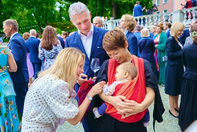 NUNNUTAB Peaminister Kaja Kallas tervitas vastuvõtul pisikest ilmakodanikku, kelle vanemad on kodanikuaktivist ja kolumnist, endine investeerimispankur Tarmo Jüristo ja Avaliku Sektori Innovatsioonitiimi liige Helelyn Tammsaar. Paar sõlmis mõni aasta tagasi abielu asemel kooselulepingu. Tarmo Jüristo ja Kaja Kallas käisid 2015. aastal koos presidendi vastuvõtul.