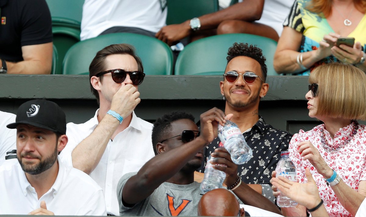 Lewis Hamilton (keskel) tennist jälgimas
