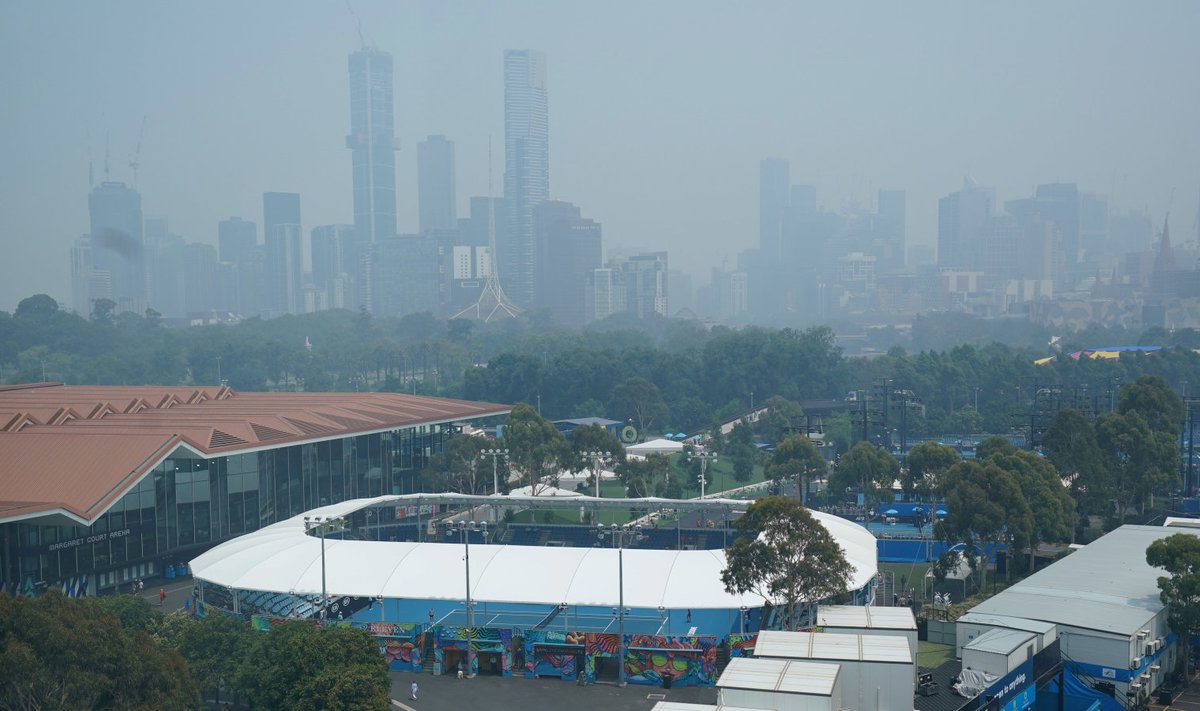 Melbourne'i tennisekeskus on ümbritsetud suitsust.