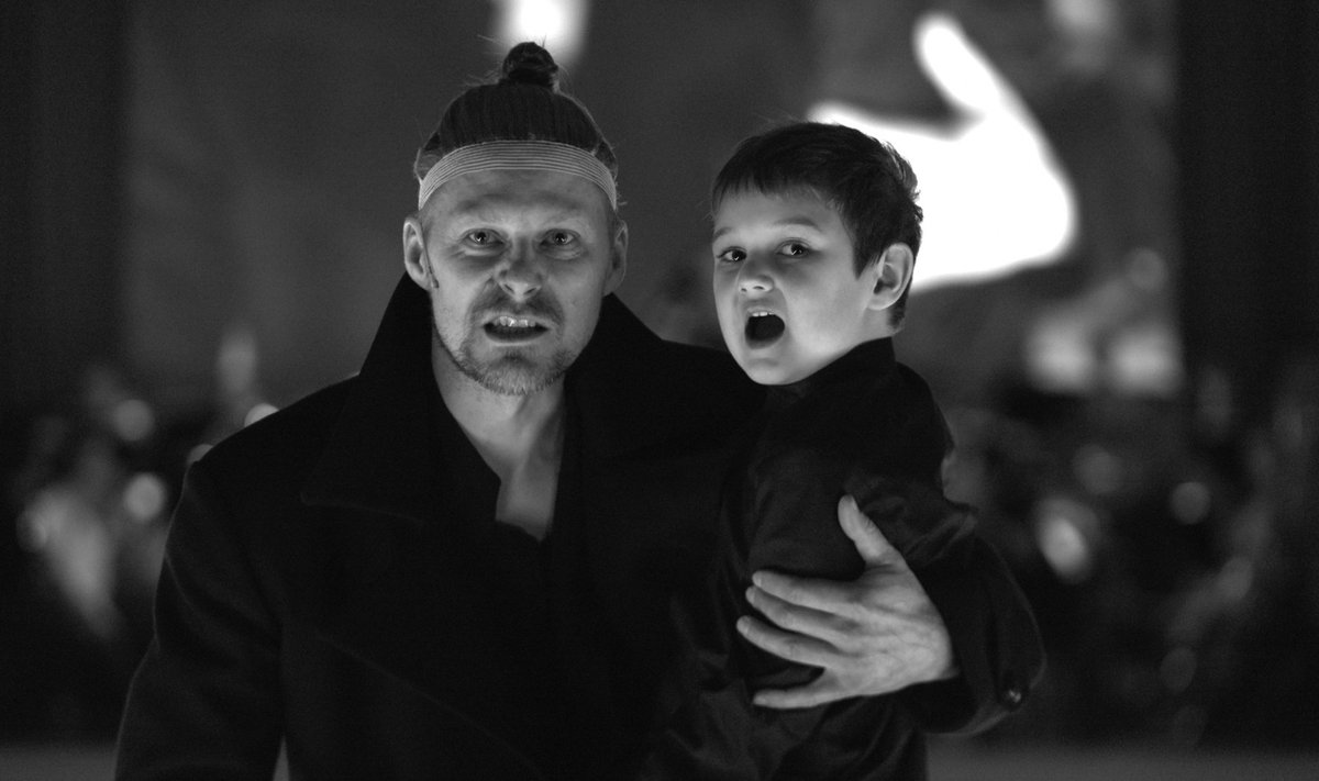 Stseen lavastusest: Banquo - Tambet Tuisk ja Fleance - Banquo poeg - Robert Aron Lotman.