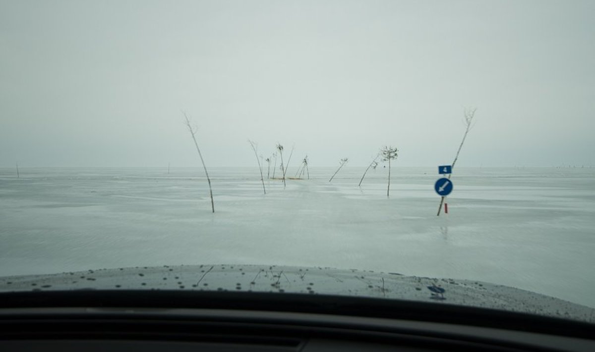 Hiiumaa ja Saaremaa jäätee on tänaseks juba suletud. Tõsi - seal oligi juba kahtlaselt palju vett peal.