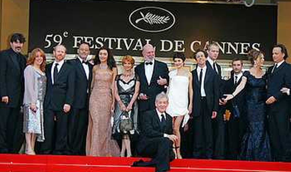DA VINCI ROOD: filmitiim Cannes’i punasel trepil, pildil muuhulgas osatäitja Alfred Molina (vasakult 1.), režissöör Ron Howard (vasakult 3.), osatäitjad Jean Reno (vasakult 4.), Jean-Pierre Marielle ja Ian McKellen (kükitab), naispeaosaline  Audrey Tautou, Paul Bettany (paremalt neljas) ning peaosatäitja Tom Hanks. BULLS