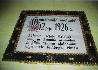 Uus palvemaja õnnistati 1926. aasta septembris. Pildi oleva pühenduse autor on Jüri koguduse õpetaja Tanel Otsa vanaema.