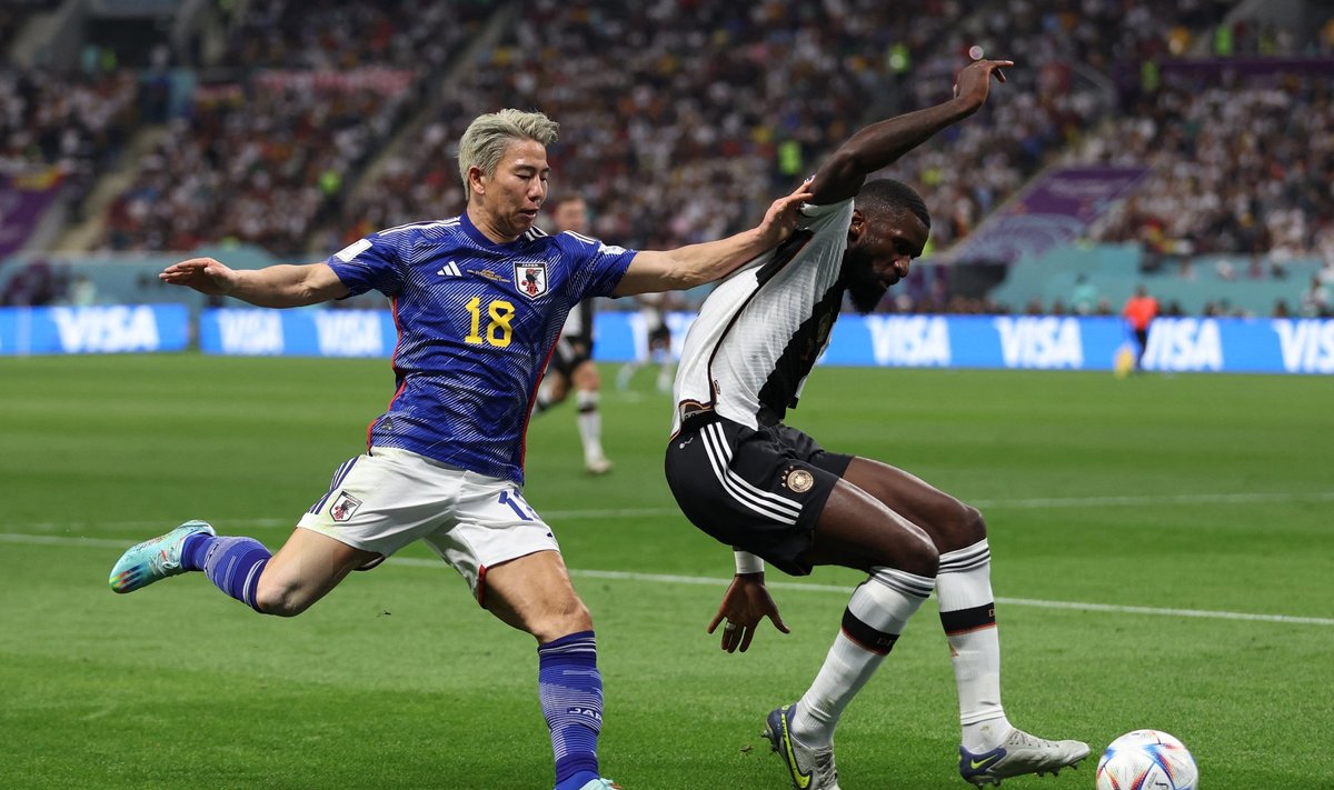 Antonio Rüdiger (paremal) ja Takuma Asano palli pärast võitlemas.