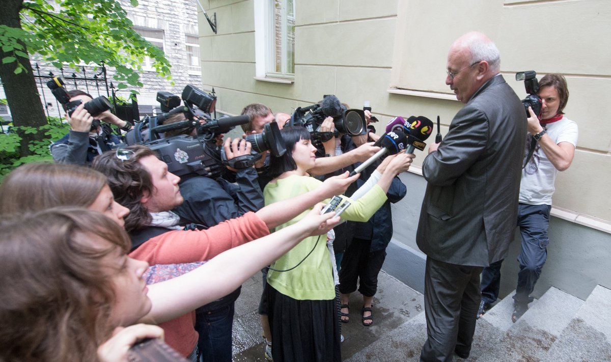 Einar Vallbaum ajakirjanike piiramisrõngas eile pärast aukohtus ütluste andmist