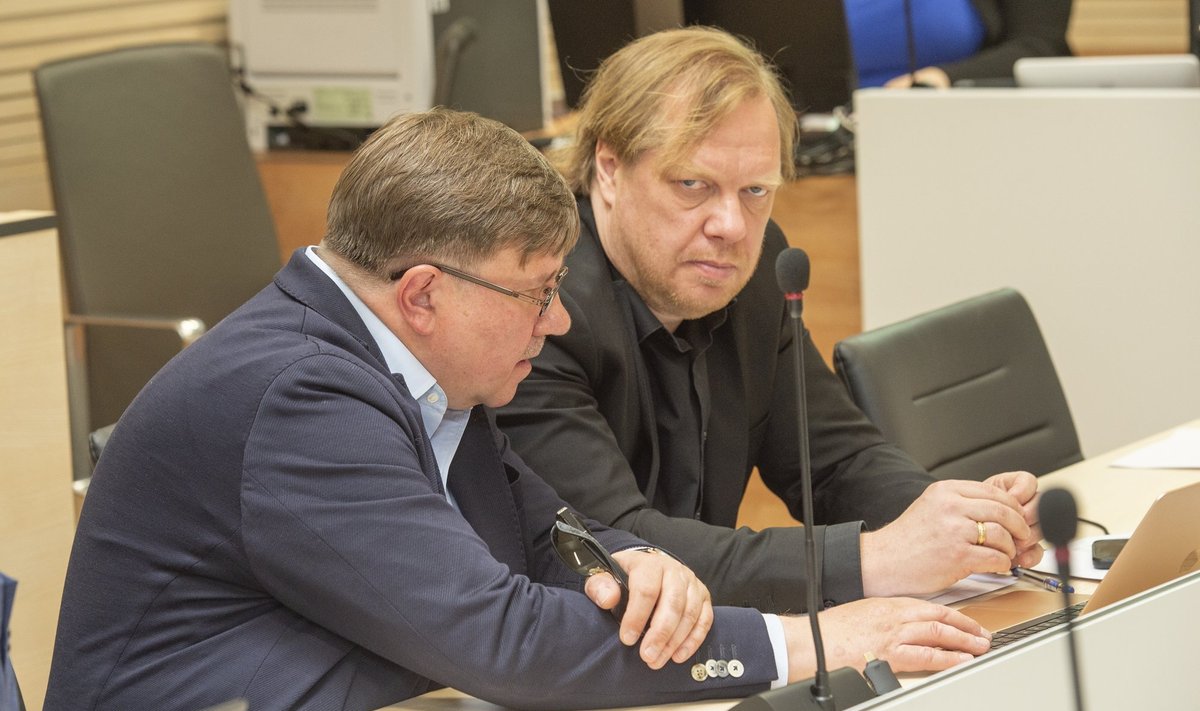 MAKSIMAALNE KAITSE: Proviisor Oleg Beršakov ja tema advokaat Sven Sillar Harju maakohtus enne kohtuistungit.
