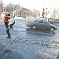 ФОТО: Перед зданием МИДа прорвало трубу и затопило улицу