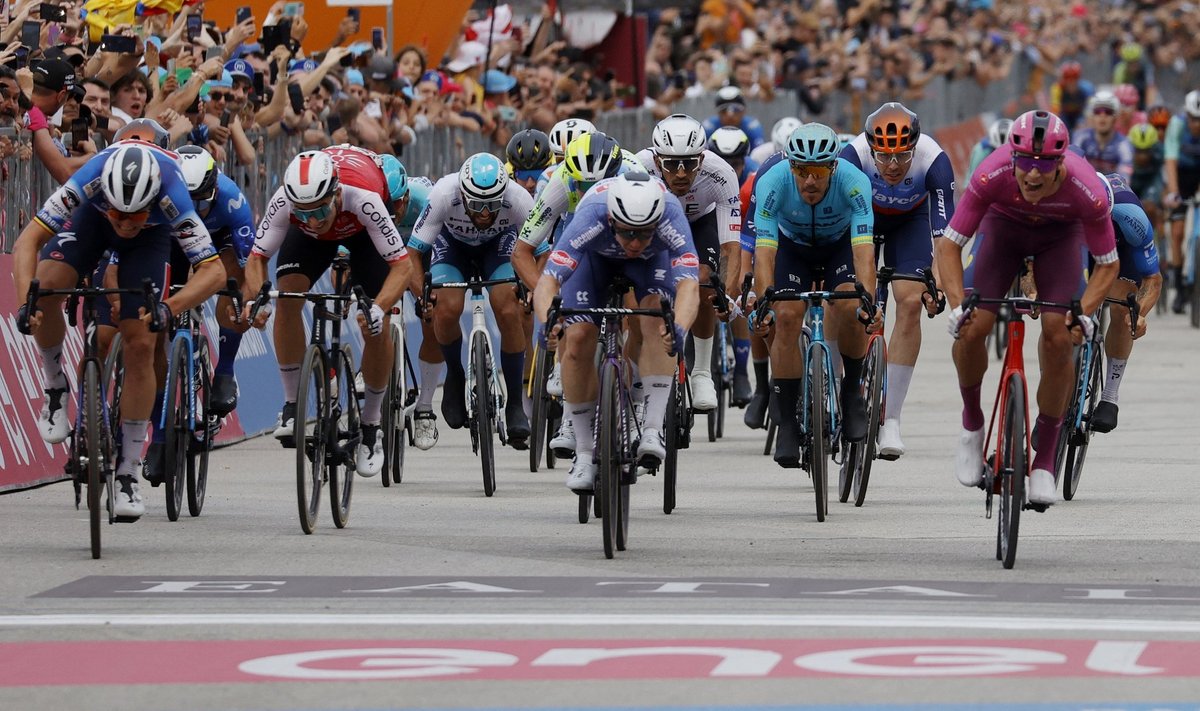 Giro d’Italia 18. etapi võitis Tim Merlier (vasakul). Madis Mihkels (pooleldi kollase kiivriga) oli seitsmes.