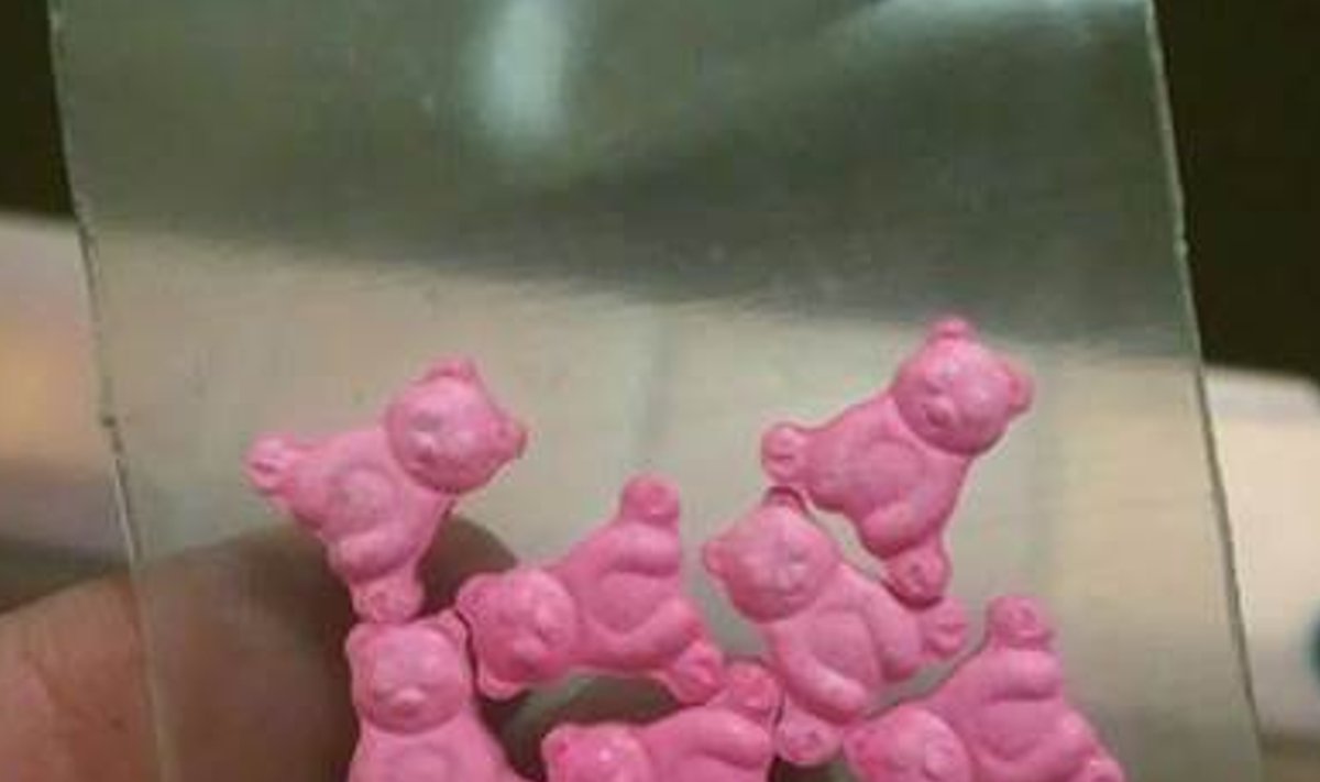 Sotsiaalmeedias leviv pilt roosat värvi karukujulistest ecstasy tablettidest.