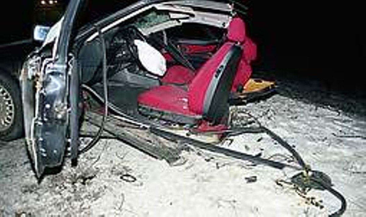 Auto pooleks: Imekombel pääses kahest tükist kokku keevitatud BMW juht jaanuaris 2007 toimunud avariist eluga. Vallo Kruuser