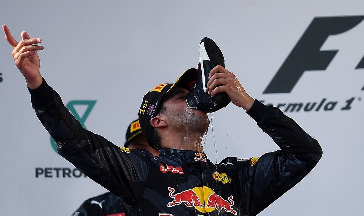 Daniel Ricciardo rüüpas võitu tähistades šampanjat oma jalanõust.