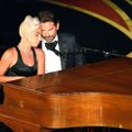 KLÕPS | Skandaal! Bradley Cooperi huultelt tabati punane huulepulk, täpselt nagu kõrval seisval Lady Gagal