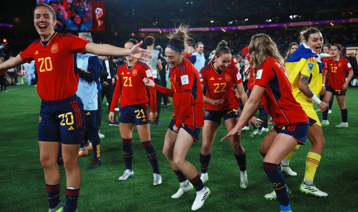 Женская сборная Испании по футболу радуется победе над Англией