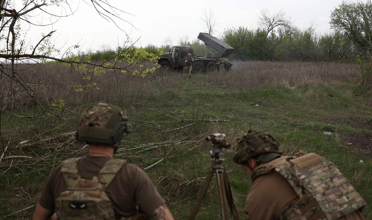 Украинские военные на поле боя