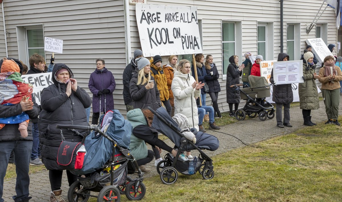 Lihulas vallamaja ees protestitakse Lääneranna väikekoolide sulgemise vastu.