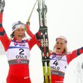 Норвежская лыжница Марит Бьорген защищает свою подругу Терезу Йохауг