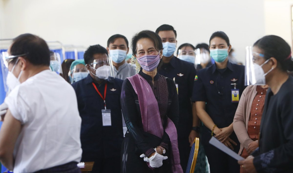 Aung San Suu Kyi (keskel) oli möödunud kolmapäeval veel vabaduses ja käis pealinnas Naypyitaw's vaktsineerimiskeskuses.