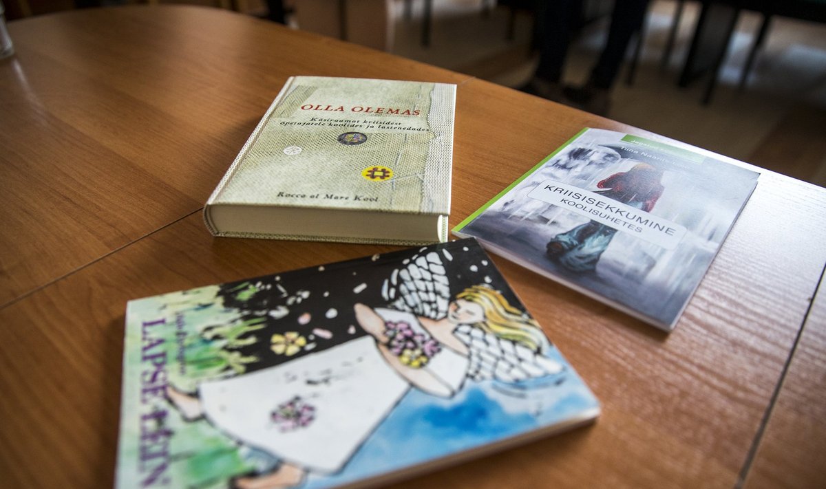 Viljandi Paalalinna kooli tulnud kriisinõustajatel on kaasas raamatud, millest võib abi olla teistelgi, kes murega maadlevad.