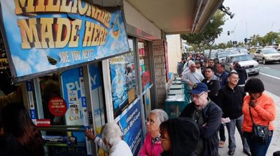 9 января 2016 г., магазин в Хоуторне, Калифорния. Желающие сорвать рекордный джекпот лотереи Пауэрбол в $1,5 миллиарда ждут своей очереди, чтобы купить билет на удачу.